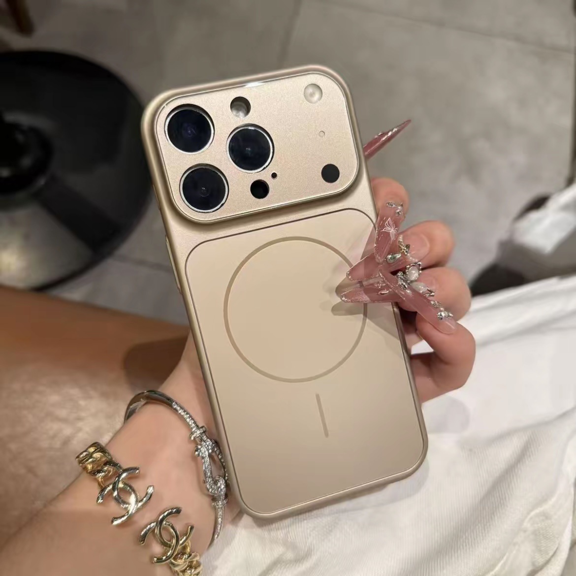 Magnetic Frosted Case - Image 3