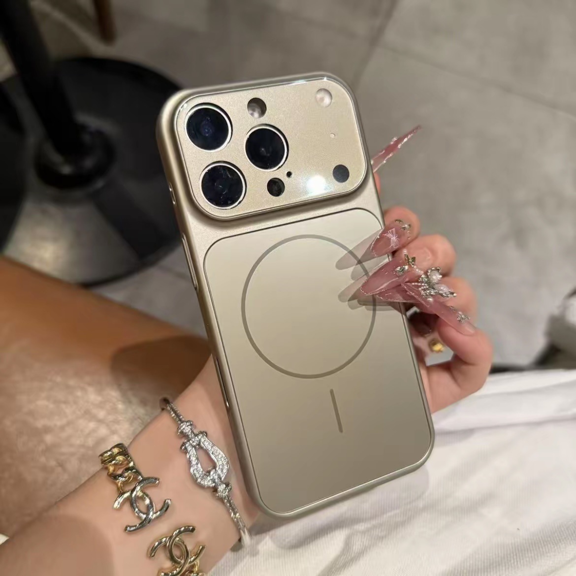 Magnetic Frosted Case - Image 7