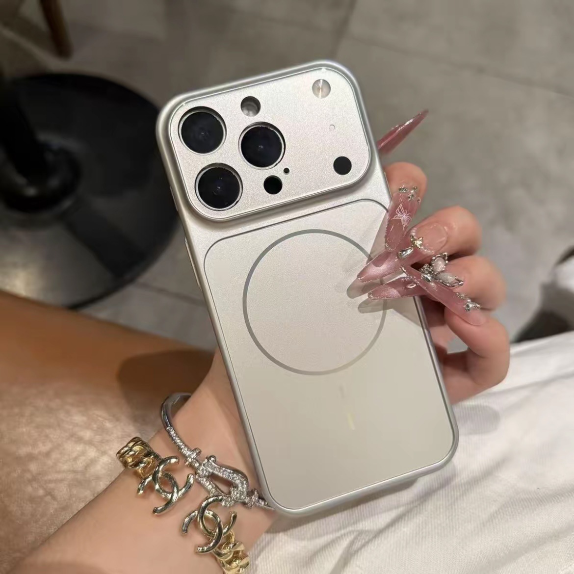 Magnetic Frosted Case - Image 6